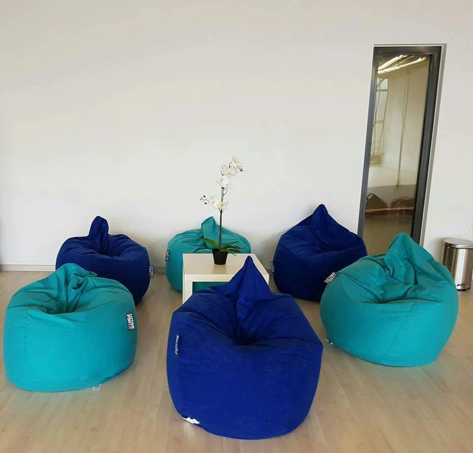 Gemütliche Lounge mit blauen und türkisen Sitzsäcken